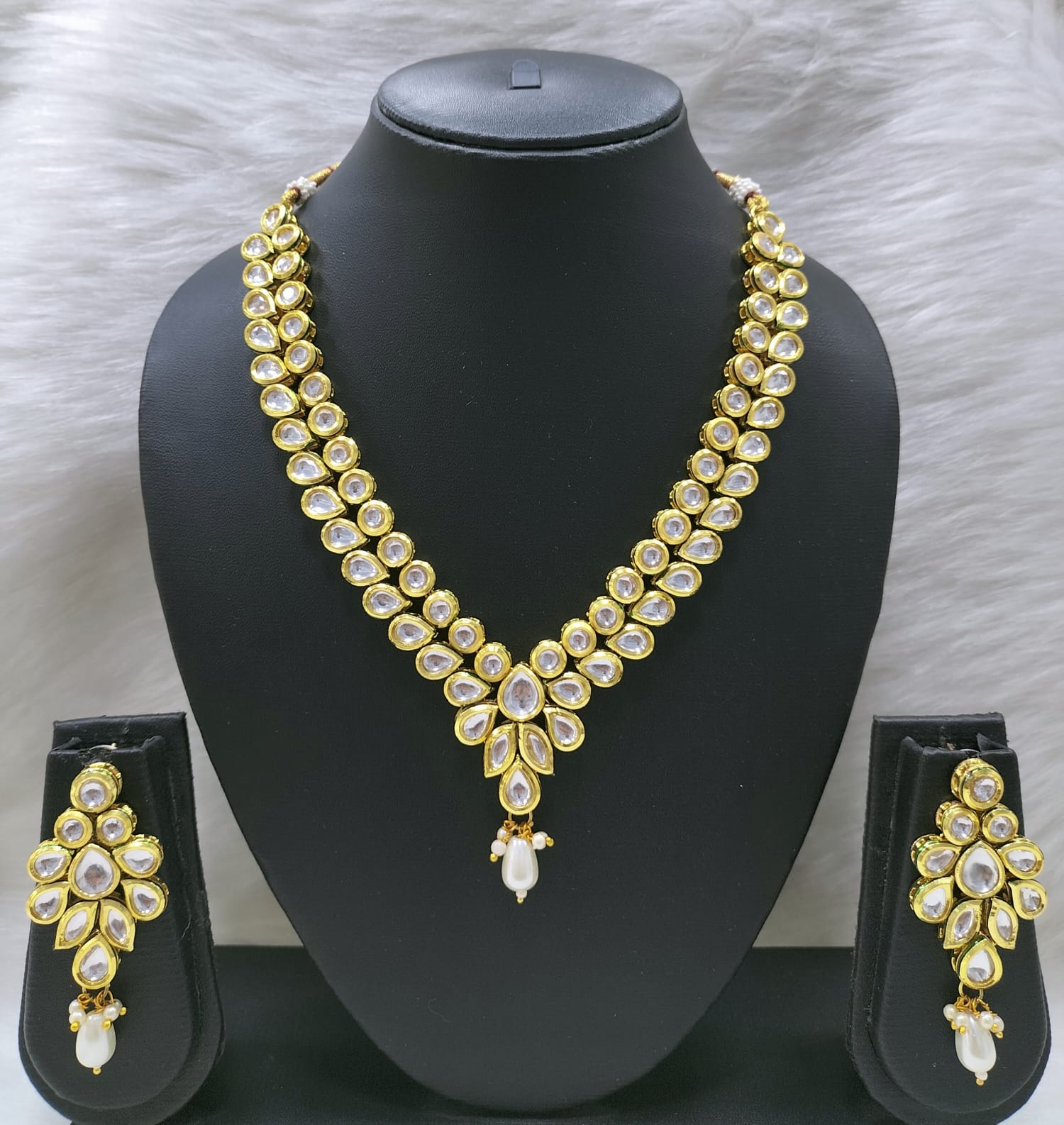Shweta Kundan Necklace Set | JewelOn