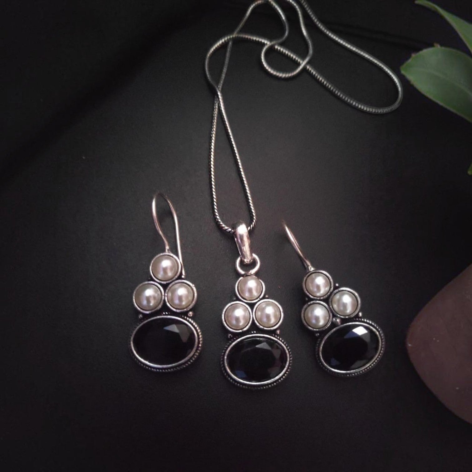 JewelOn Vintage Touch GS oxidised pendant necklace and earrings set with black onyx and pearls.